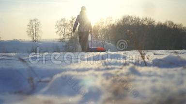 年轻快乐的女人在冬天缓慢地穿过太阳在山上奔跑。 <strong>1920</strong>x1080
